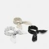 Pier One Unisexo BANDANA UNISEX 3 PACK - Pañuelo - Black/white/beige -Pier One Comercio 07b97c3020c049de90779ce451692b29