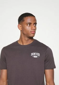 Pier One Hombre GRAPHIC T-SHIRT - Camiseta Estampada - Brown -Pier One Comercio 28f5c923e9a3478ba266a3964ea369bc