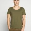 Pier One Hombre Camiseta Básica - Khaki -Pier One Comercio 3ac764a63a484ed483db3eb19c1f28cc