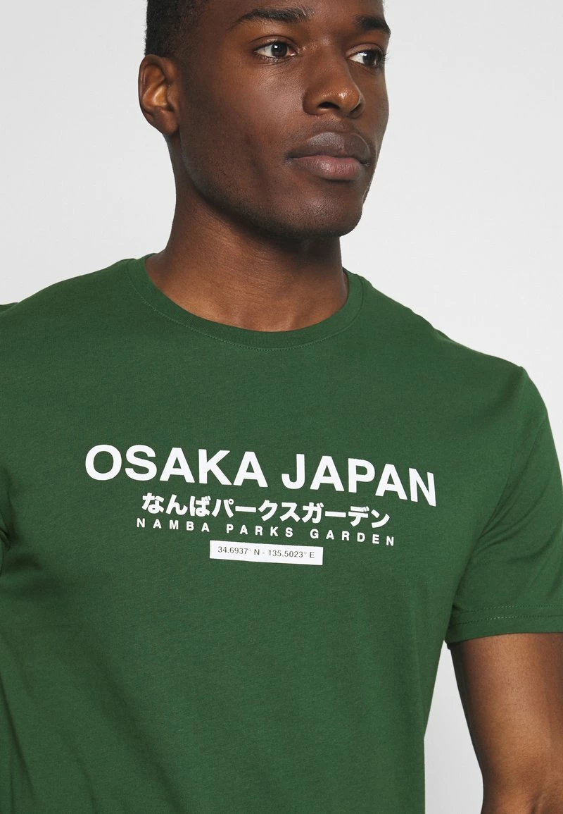 Pier One Hombre OSAKA TEE - Camiseta Estampada - Green 8 Pier One Hombre OSAKA TEE - Camiseta Estampada - Green - Imagen 6