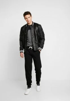 Pier One Hombre Camiseta Estampada - Black -Pier One Comercio 65ff49a32396455bb37660efcfa58717