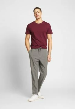 Pier One Hombre 3 PACK - Camiseta Básica - White/dark Blue/red -Pier One Comercio 7d46c406b4f84647b7fcf18328327658