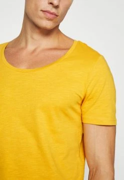Pier One Hombre Camiseta Básica - Light Yellow -Pier One Comercio a899c187bfe34c968bd43da55b612576