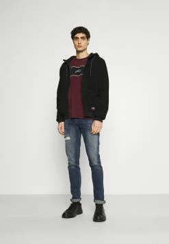 Pier One Hombre Camiseta Estampada - Bordeaux/black/white -Pier One Comercio ac5720edcd01482981028224acb2ff1b