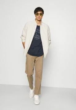 Pier One Hombre Camiseta Estampada - Dark Blue -Pier One Comercio b4625ebb99884348ab12a6aa85c86645