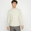 Pier One COLLAR OXFORD - Camisa - Off-white, Hombre -Pier One Comercio ca56725ec482429db7997c8e1368df8f