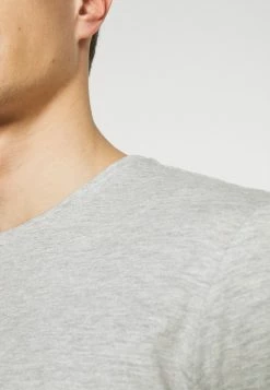 Pier One Hombre 3 PACK - Camiseta Básica - Black/grey/bordeaux 17 Pier One Hombre 3 PACK - Camiseta Básica - Black/grey/bordeaux -Pier One Comercio cf2bf76acaa04ce7a9f485db3954ff6b