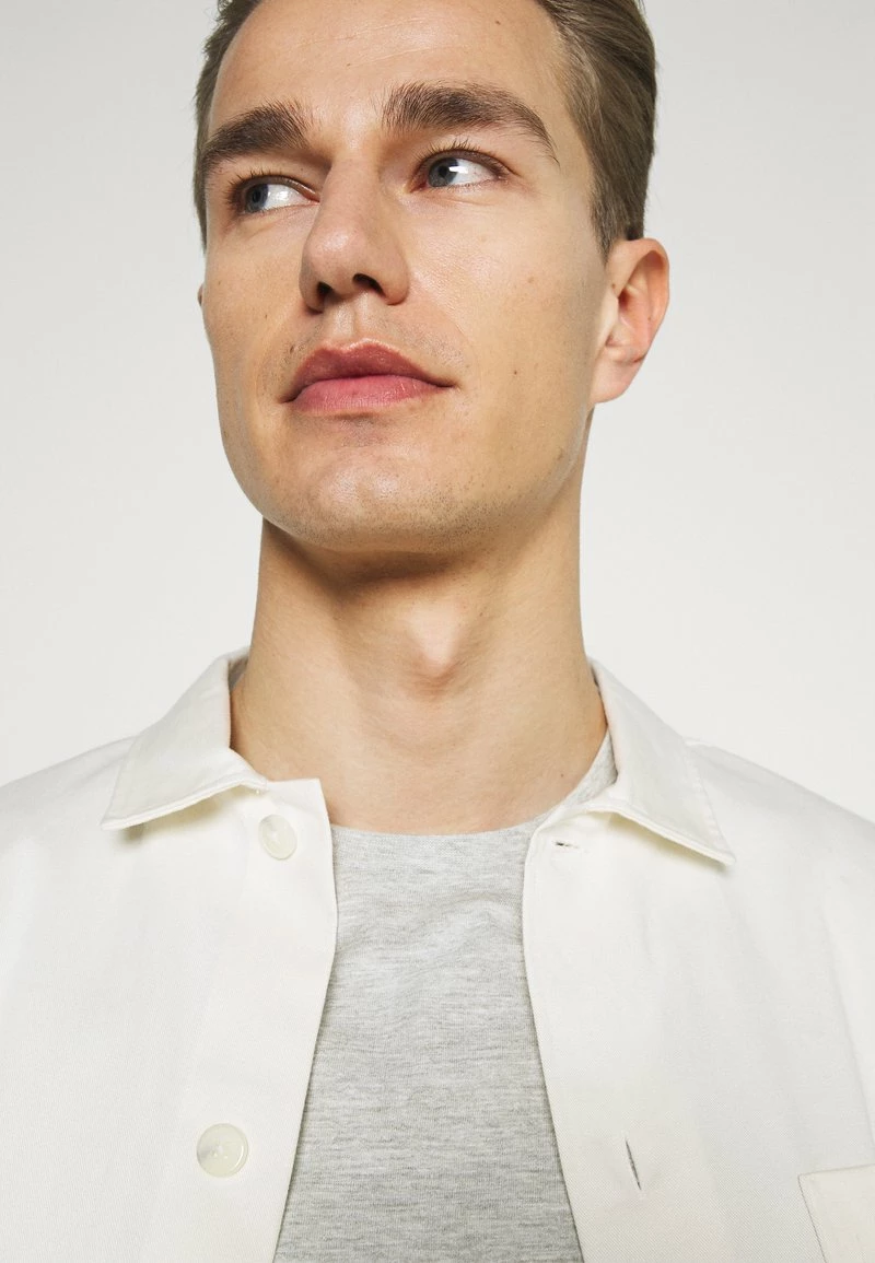 Pier One Hombre 3 PACK - Camiseta Básica - Black/grey/bordeaux 8 Pier One Hombre 3 PACK - Camiseta Básica - Black/grey/bordeaux - Imagen 6